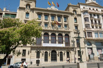 A la pancarta s'hi pot llegir el missatge "Llibertat presos polítics i exiliats", en català i anglès.