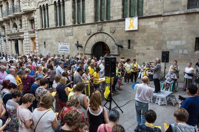 Aquesta tarda, s'ha penjat un llaç groc a la façana de l'Ajuntament de la plaça de la Paeria.