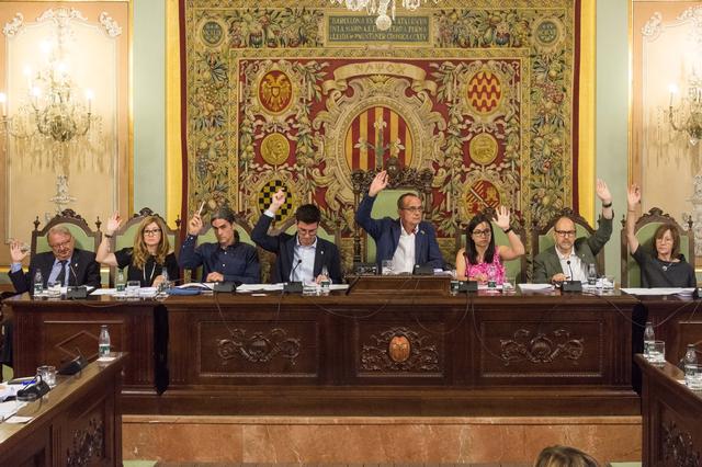 El paer en cap, amb els tinents d'alcalde, en un moment de votació del Ple del Cartipàs.