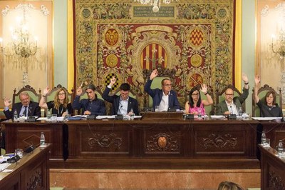 El paer en cap, amb els tinents d'alcalde, en un moment de votació del Ple del Cartipàs..