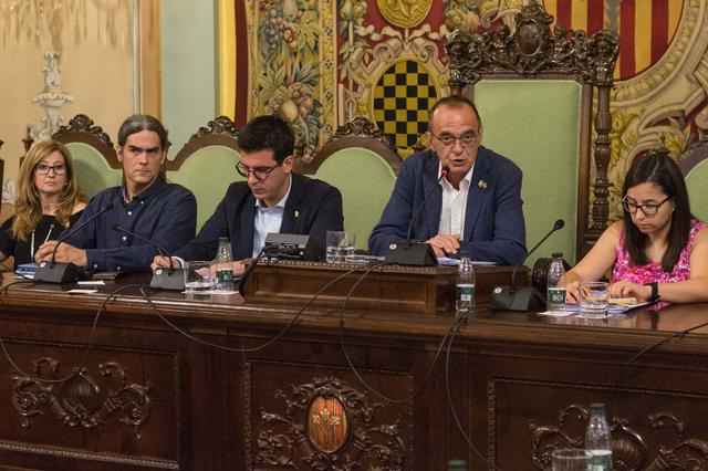 Una part de la taula presidencial del Ple Municipal que encapçala l'alcalde Pueyo.