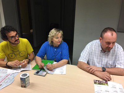 A la dreta de la imatge, el director d'Ilerband, amb la regidora de Cultura de Torres de Segre i el regidor de Cultura de Serós..