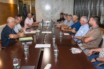 L’alcalde, Miquel Pueyo, s'ha reunit aquesta tarda amb els i les membres de la Comissió de l’Horta de la FAV, a la Paeria.