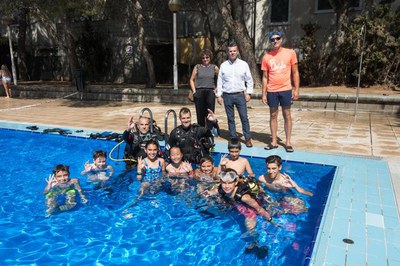 El regidor Sergi González amb els nens i nenes i monitors de submarinisme.