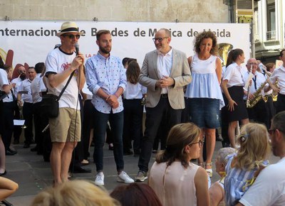 El director del Festival, Amadeu Urrea, ha anat presentant a les bandes tal com arribaven al punt de trobada.