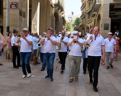 L'Orquestra Municipal Sergiev Posad, de Rússia, fent entrada a la plaça.