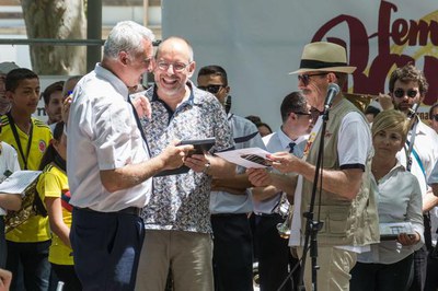 El tinent d'alcalde lliura el diploma de guanyador al director de la banda de música de l'Agrupació Rapitenca.