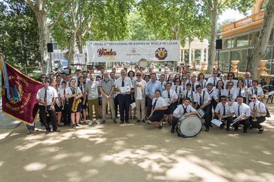 El tinent d'alcalde Rutllant i els regidors Ignasi Amor i Joan Ramon Castro, amb la banda de Sant Carles de la Ràpita, guanyadora del Festival.