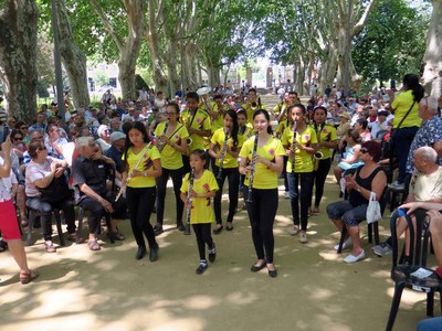 Els joves colombians de la Banda Sinfónica de Quipile fent l'entrada als Camps Elisis.