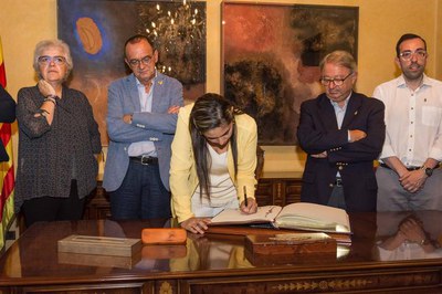 Carolina Hurtado ha signat en el llibre d'honor de la Paeria.