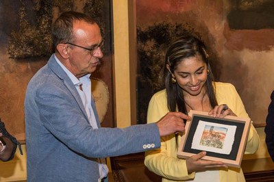 El paer en cap ha obsequiat a l'alcaldessa de Lérida amb un record de la ciutat.