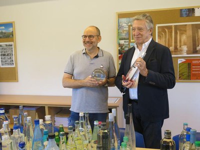 La donació d'ampolles d'aigua l'ha realitzat el barceloní Oleguer Bernadí.