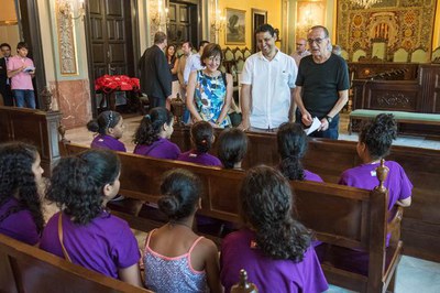 El paer en cap, acompanyat de la tinent d'alcalde Montse Pifarré, i el representant del Frente Polisario, saluden els infants.