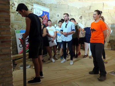 El regidor de Joventut ha deixat que fossin els joves qui inauguressin la sagristia de Santa Maria de Gardeny, on han actuat en el camp de treball ar….