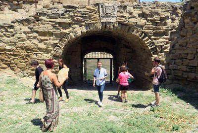 Ignasi Amor resseguint una de les pistes preparades pels joves al recinte del castell.