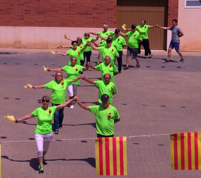 El Grup Sardanista de Balàfia fent entrada a la Plaça Major.