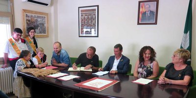 El paer en cap, les alcaldesses de Soses i Almenar i l'alcalde de Corbins han signat en el llibre d'honor de l'Ajuntament i en la litografia, símbol ….