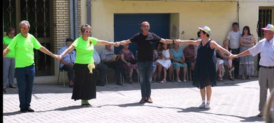 El paer en cap s'ha afegit a la rotllana per ballar una sardana.