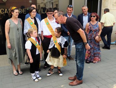 L'alcalde Pueyo conversant amb les pubilles i els hereus, abans de fer-se la foto oficial de l'acte.