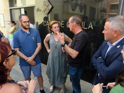 Miquel Pueyo conversant amb els regidors de Vilanova abans de l'acte.