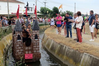 El segon premi se l'ha endut aquest 'Castell de Montcada' flotant.