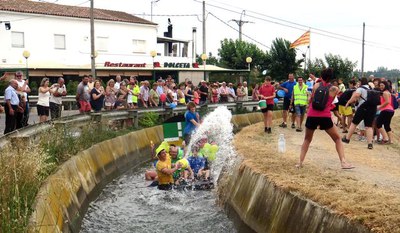 Mullar-se i mullar, l'objectiu de participants i espectadors de la travessia.