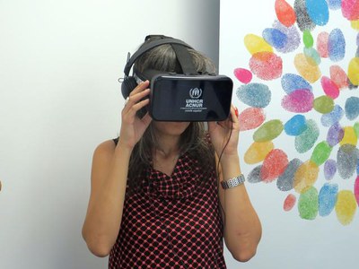 La regidora, Sandra Castro, ha provat les ulleres de realitat virtual que permetran als assistents interactuar i visualitzar els elements que configu….