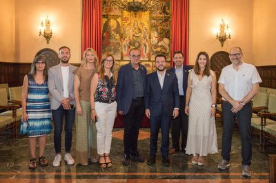 Aragonès amb els membres de la corporació que han assistit a l'acte, al Saló del Retaule.