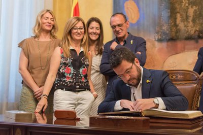 El vicepresident de la Generalitat, Pere Aragonès, ha signat al Llibre d'Honor de la Paeria.