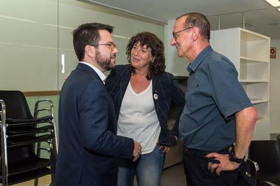 Miquel Pueyo conversa amb Pere Aragonès i Teresa Jordà.
