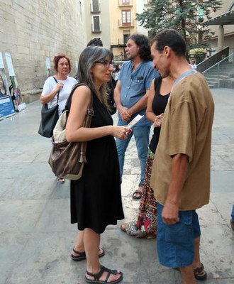 La regidora Sandra Castro conversa amb un representant de Magrebeida, una de les entitats que han col·laborat en aquesta edició.