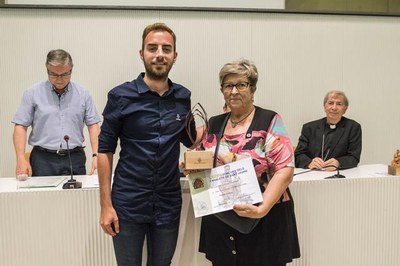 El regidor Ignasi Amor ha entregat el premi Paeria a l'Associació de la Festa de Moros i Cristians de Lleida.