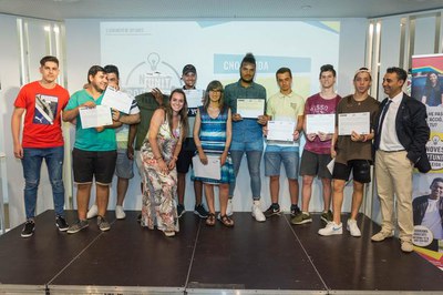 Alguns dels joves amb els diplomes obtinguts i la regidora Sandra Castro.