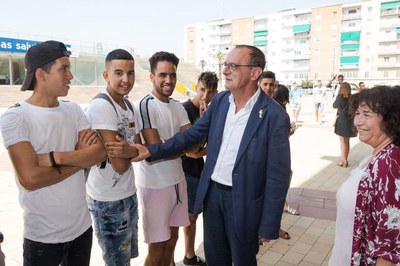 L'alcalde saludant alguns dels joves que participen en aquest programa.