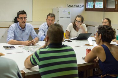 Un moment de la reunió dels regidors amb els veïns de Llívia.