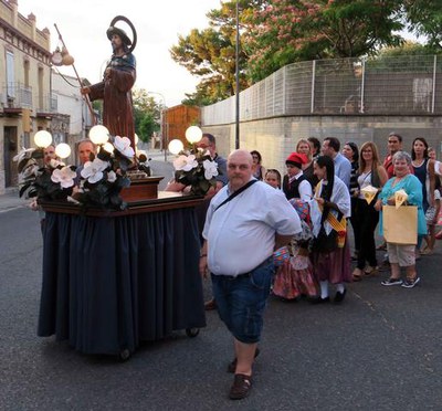 Els regidors, les pubilles i els hereus han participat en la processó pels carrers del barri amb el seu fanalet.