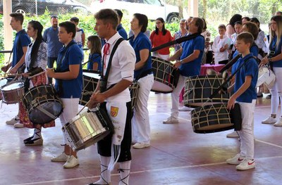 El Grup de Tambors i Bombos de Raimat han marcat l'inici de l'homenatge.