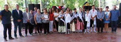 Foto de família de les autoritats, amb les pubilles, els hereus i l'homenatjada.