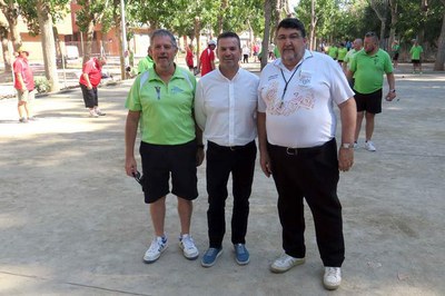 El regidor Sergio González, entre el president del club organitzador i el jutge del torneig.