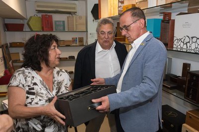 Benet i Siurana mostren a Pueyo un dels productes que elaboren a Ilersis.