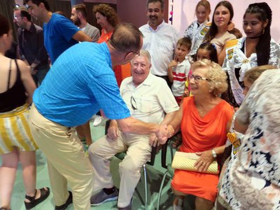 El paer en cap saludant el matrimoni que celebra les noces d'or de casats.