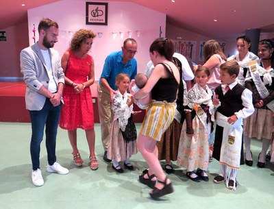 Moment del lliurament del carnet de soci a un dels nounats.