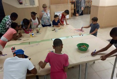 Una vintena d’infants han participat en el projecte Carta de Colors en què els nens i les nenes i les seves famílies han creat diverses obres pictòri….