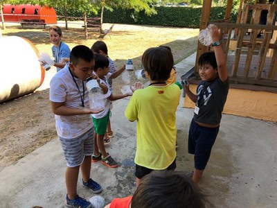 Estiu de Joc és un recurs de lleure de la Paeria adreçat als infants d’entre 3 i 11 anys que es porta a terme els mesos de juliol i agost.