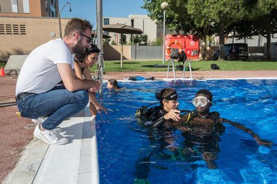 El regidor Ignasi Amor ha saludat els joves que avui han fet Try scuba, introducció al món aquàtic, amb l'Agenda Jove d'estiu.