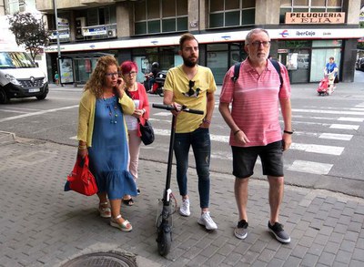 Alguns veïns també han abordat el regidor per fer-li coneixedor de la vida al barri.