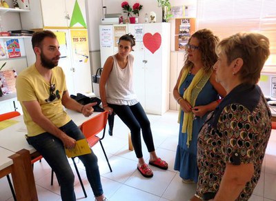 El regidor i la junta veïnal a les dependències de l'Associació.