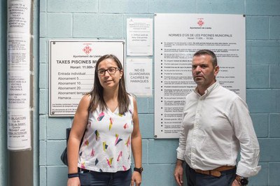 Els edils, davant de les indicacions d'ús de les piscines municipals, a Balàfia..