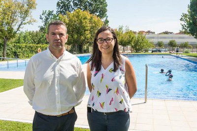 Freixanet i González, en la visita a la piscina de Balàfia amb mitjans de comunicació, on han explicat l'aclariment de la normativa per als banyistes..