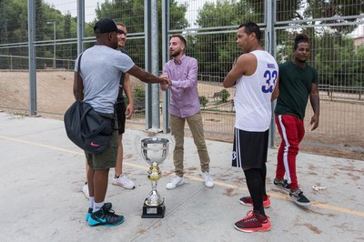 El regidor Amor ha felicitat l’equip Dominican Lleida que va  guanyar al juliol el Campionat de Bàsquet de les Comunitats Dominicanes d’Espanya dispu….